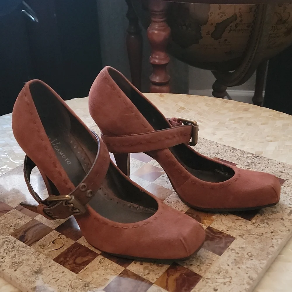 Vince Camuto - Picture 2 of 8